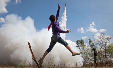 Razzi per la pioggia nei cieli della Thailandia