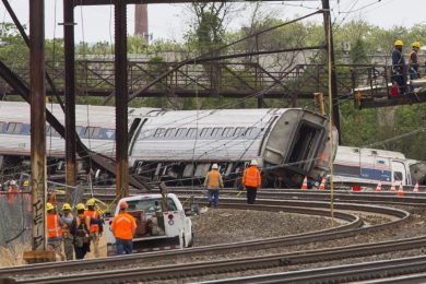 Philadelphia, sul treno deragliato morto anche un italiano – Foto e video
