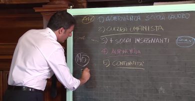 Scuola: Renzi spiega la riforma alla lavagna e in una lunga lettera