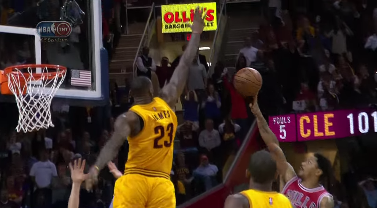 Nba: l’incredibile stoppata di LeBron James su Derrick Rose Nba: l’incredibile stoppata di LeBron James su Derrick Rose