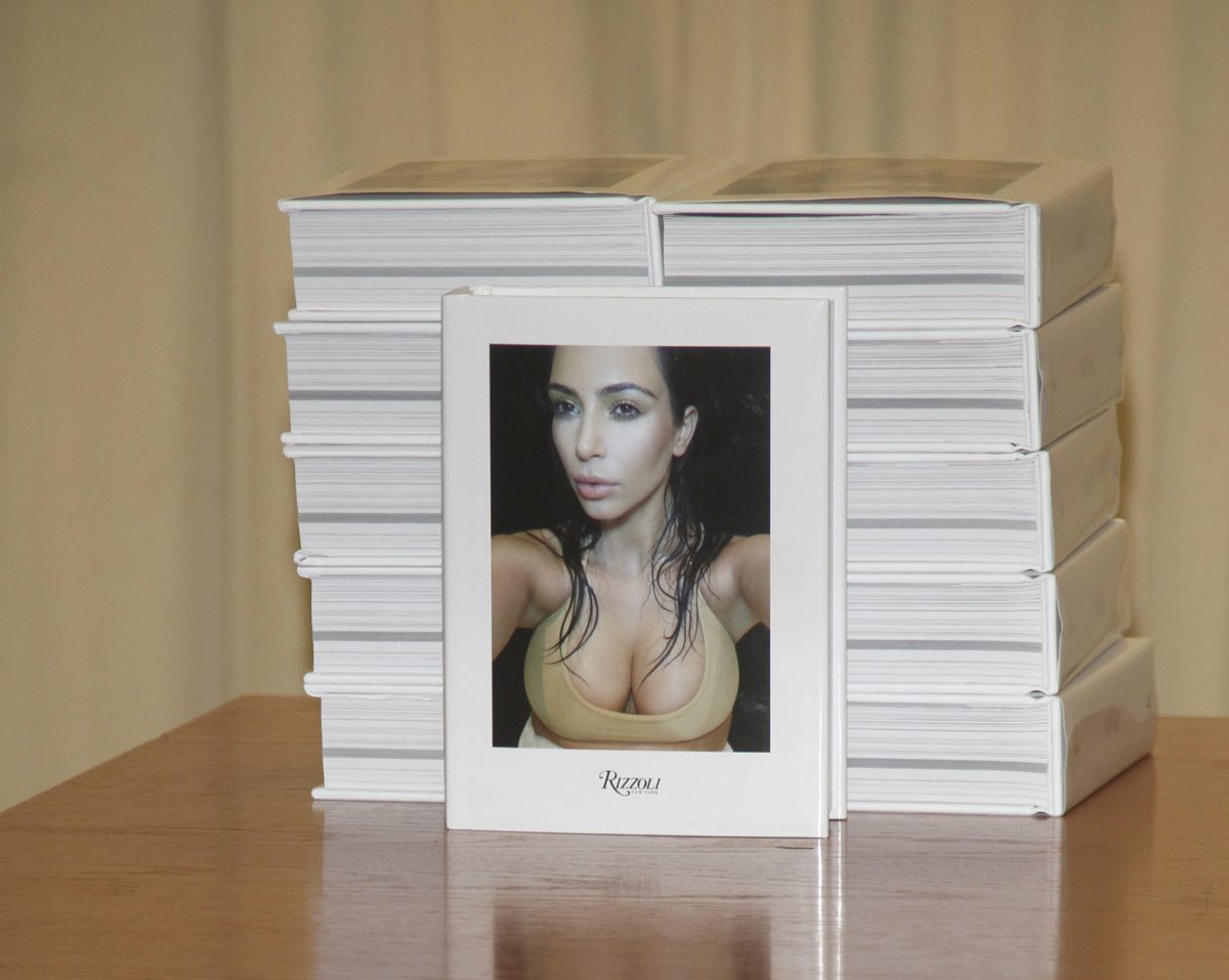 Kim Kardashian, un nuovo nudo. Ma per “combattere” malattia e insicurezza