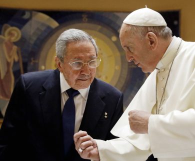 Raul Castro dal Papa: “Se continua così, divento cattolico” – Foto