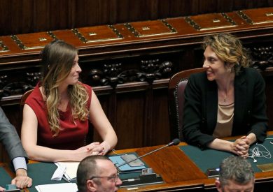 Si svuota il Parlamento, si riempiono le piazze