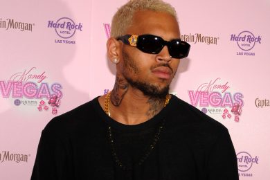 Chris Brown trova una stalker nuda nel suo letto