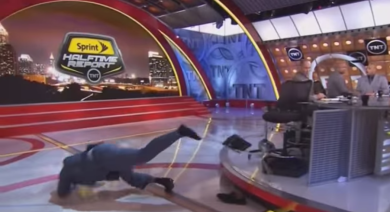 Il gigante Shaq cade in diretta tv