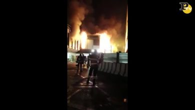 Incendio a Fiumicino: le fiamme nella notte