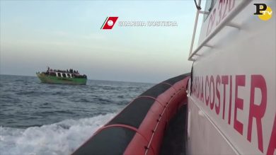 Barcone soccorso dalla Guardia Costiera a Roccella Jonica