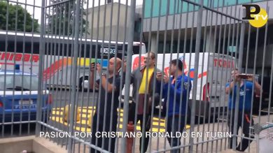 Abbraccia Cristiano Ronaldo e scoppia in lacrime