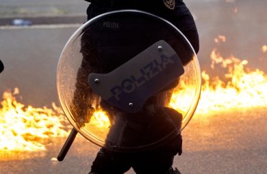 Agente: “Potevamo fermare i black bloc ma il funzionario ha detto di no”