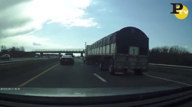 Usa: l’auto tenta il sorpasso e causa un maxi incidente