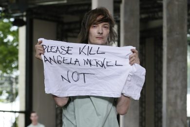 Lo stilista prende a pugni il modello che ha insultato Angela Merkel