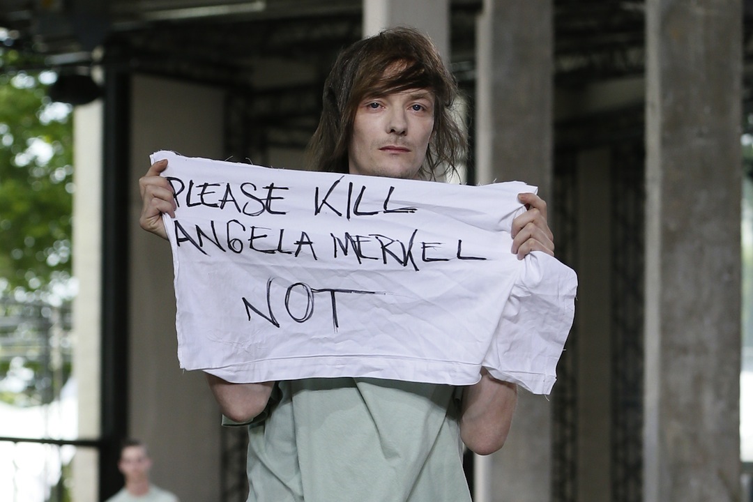 Lo stilista prende a pugni il modello che ha insultato Angela Merkel Lo stilista prende a pugni il modello che ha insultato Angela Merkel