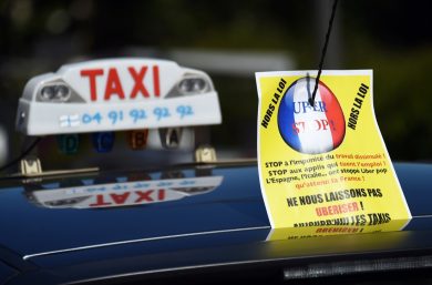 Francia: taxisti contro Uber, Courtney Love contro Hollande