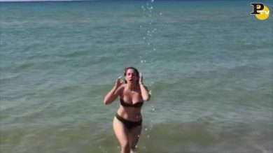 Parodia: come escono le ragazze dal mare