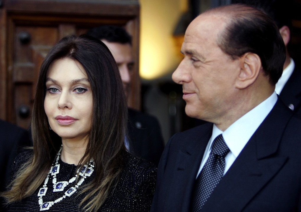 Divorzio Berlusconi-Lario, firmato l’accordo Divorzio Berlusconi-Lario, firmato l’accordo