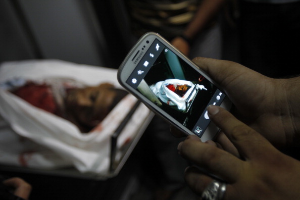 Criminalità social, il macabro piacere del selfie con la vittima Criminalità social, il macabro piacere del selfie con la vittima