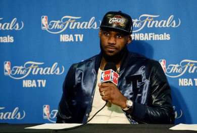 Nba, LeBron James “il migliore del mondo”. E il web si scatena