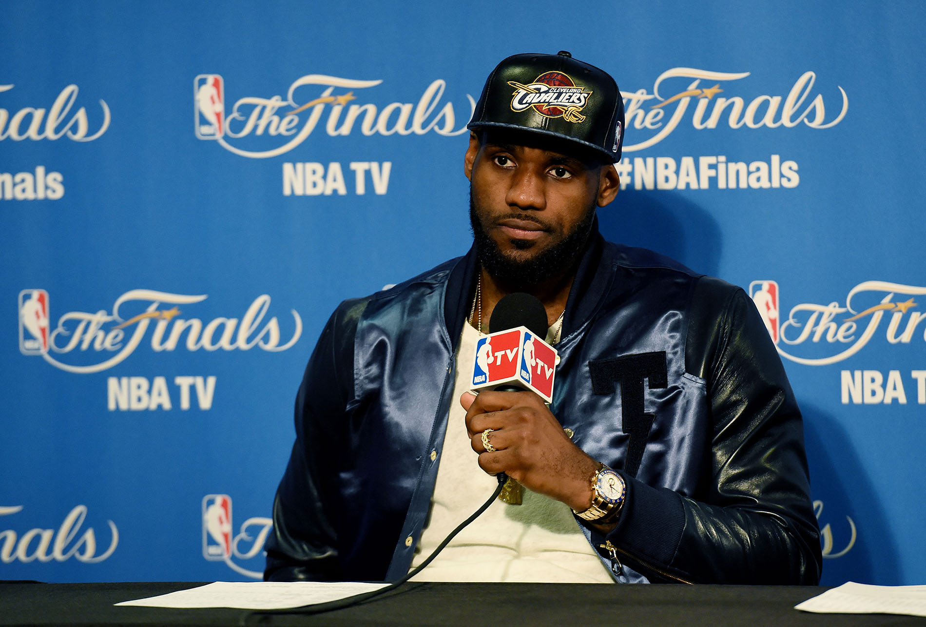 Nba, LeBron James “il migliore del mondo”. E il web si scatena