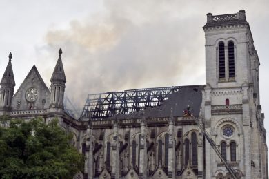 A fuoco la basilica di Nantes: le foto dell’incendio