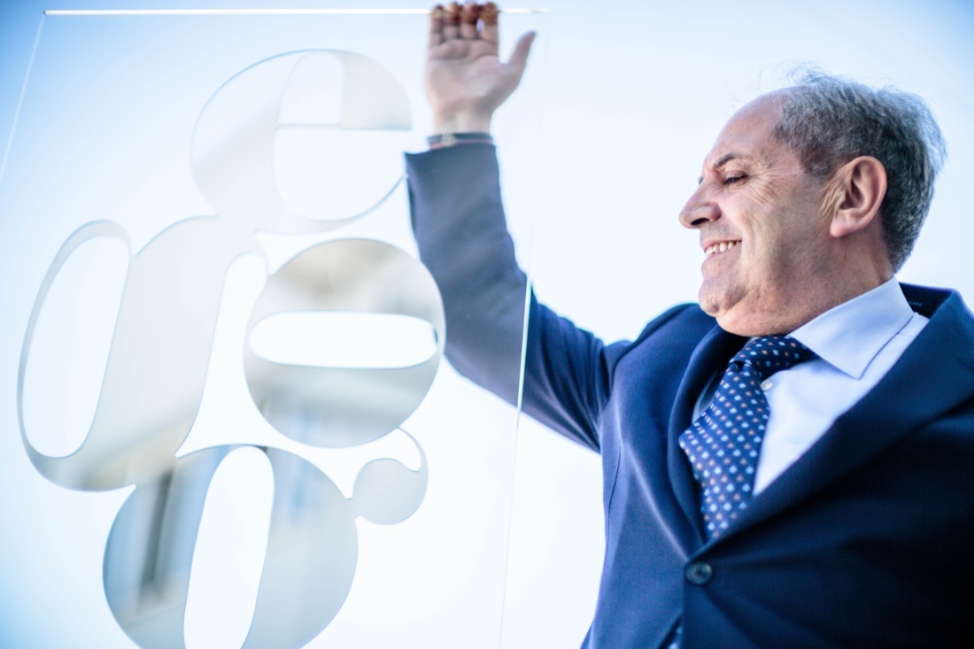 Un divano più forte della crisi Un divano più forte della crisi