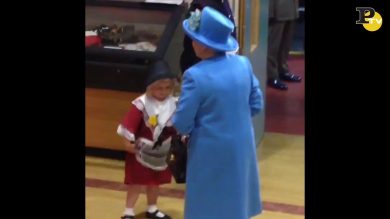 Dolce bambina colpita in faccia dal soldato