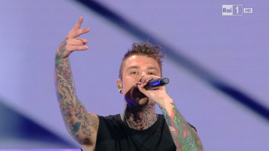 Fedez, tutto chiacchiere dietro i distintivi?