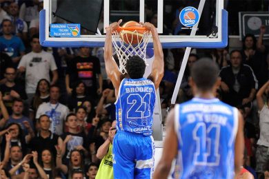 Sassari va in finale scudetto, Milano eliminata dai playoff