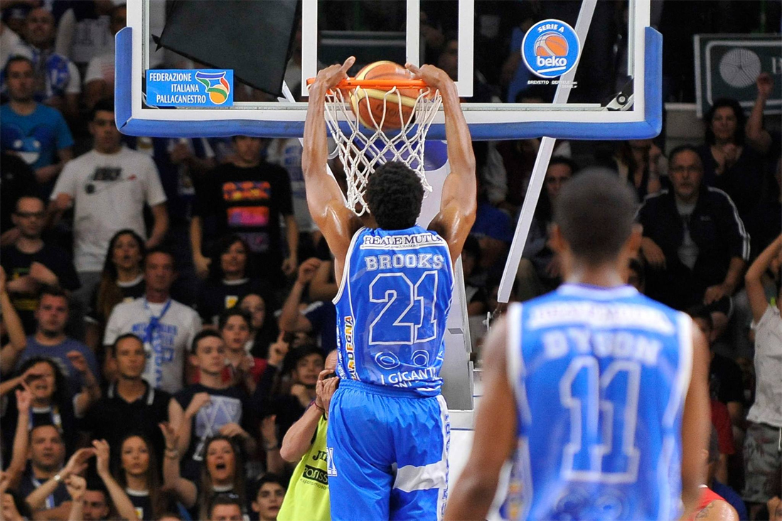 Sassari va in finale scudetto, Milano eliminata dai playoff