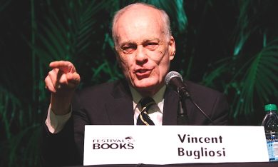 Addio a Vincent Bugliosi, processò Charles Manson e lo raccontò in “Helter Skelter”