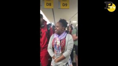 I passeggeri in attesa nell’aeroporto cantano Il Re Leone