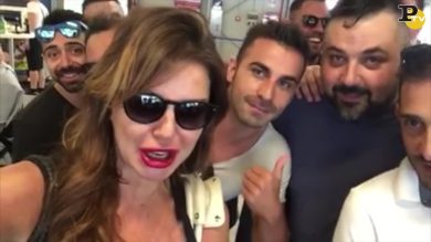 Alba Parietti sull’aereo: delirio sul Roma-Ibiza