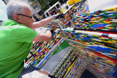 Lego, a Milano la torre da Guinness