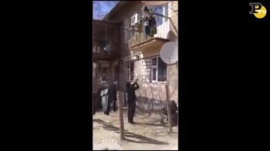 Astana: lancia il figlio dal balcone al padre
