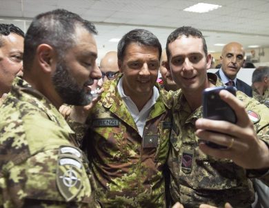 Renzi in Afghanistan, l’incontro con i soldati italiani – Foto