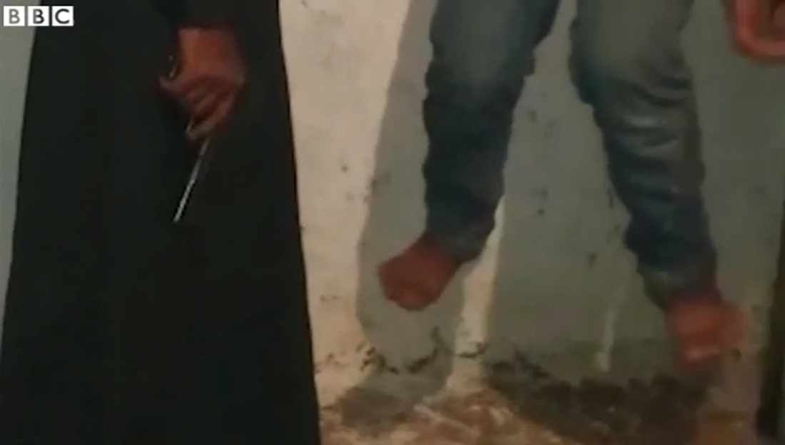 Isis, video shock, torture a un ragazzo di 14 anni – Foto