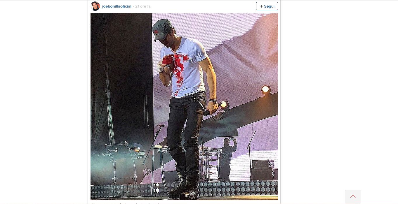 Enrique Iglesias, incidente alla mano durante il concerto Enrique Iglesias, incidente alla mano durante il concerto