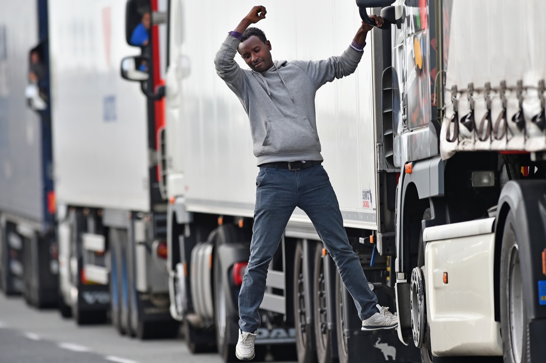 Immigrazione, sono due i morti a Calais. Le foto Immigrazione, sono due i morti a Calais. Le foto