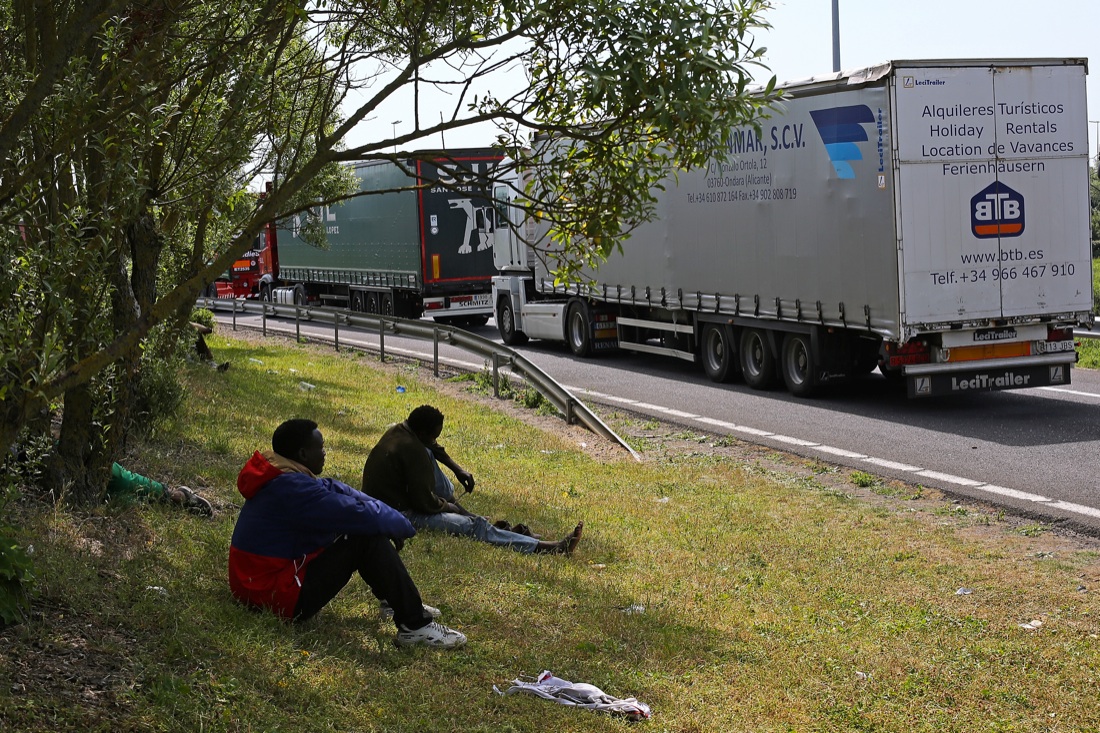 Immigrazione, sono due i morti a Calais. Le foto Immigrazione, sono due i morti a Calais. Le foto