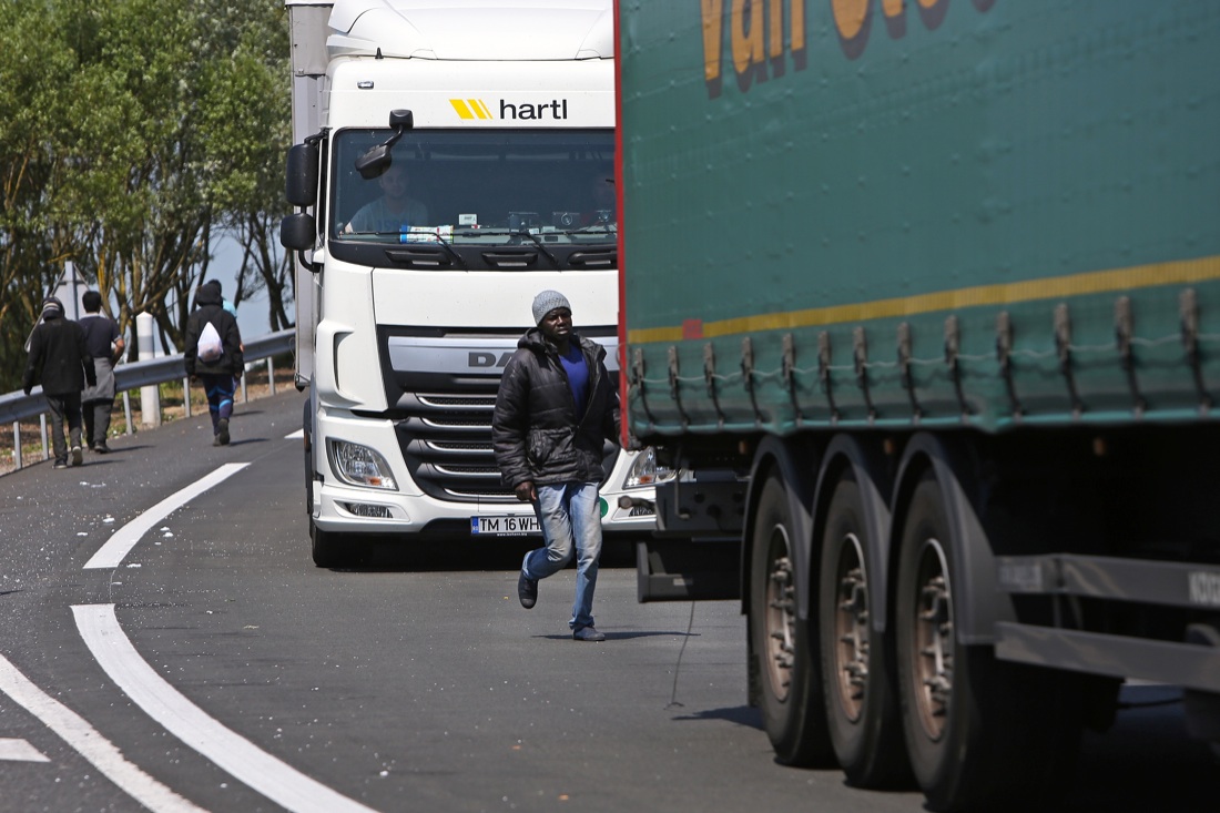 Immigrazione, sono due i morti a Calais. Le foto Immigrazione, sono due i morti a Calais. Le foto