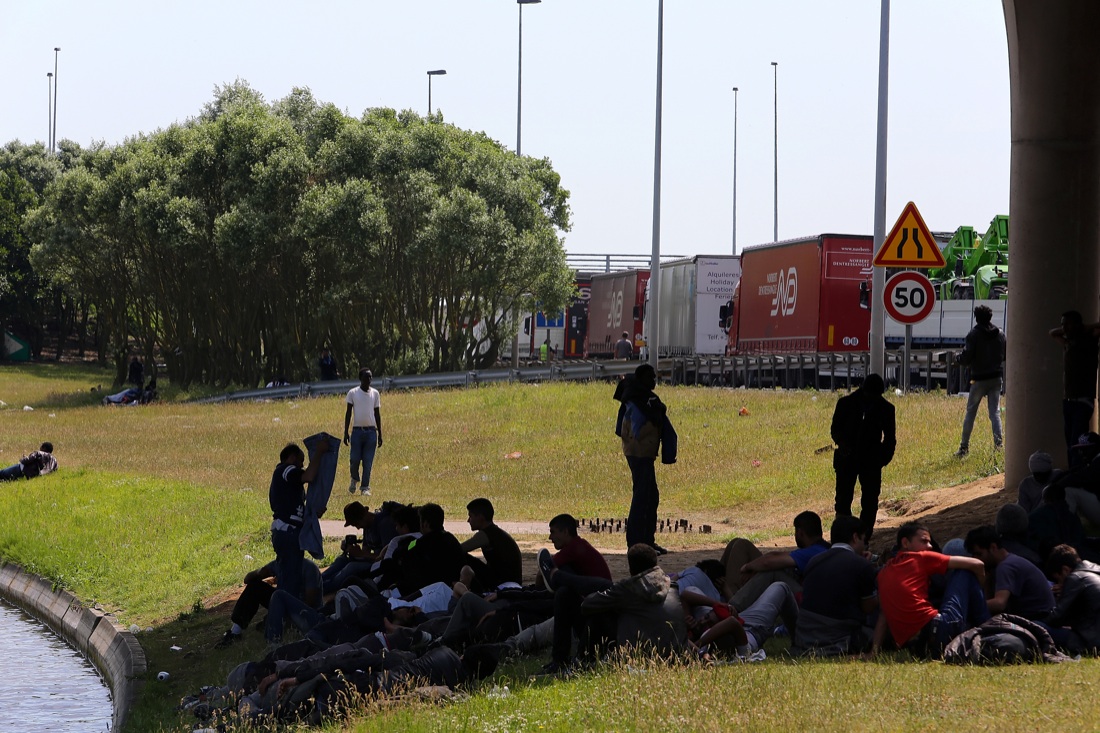 Immigrazione, sono due i morti a Calais. Le foto Immigrazione, sono due i morti a Calais. Le foto