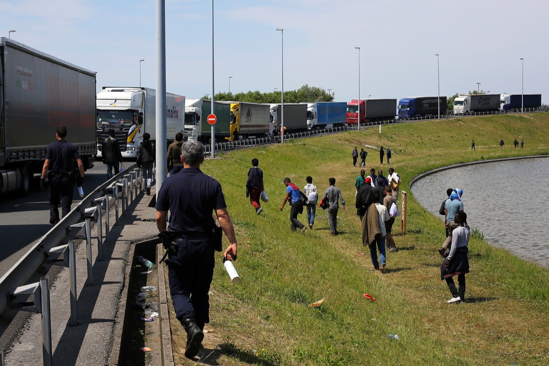 Immigrazione, sono due i morti a Calais. Le foto Immigrazione, sono due i morti a Calais. Le foto