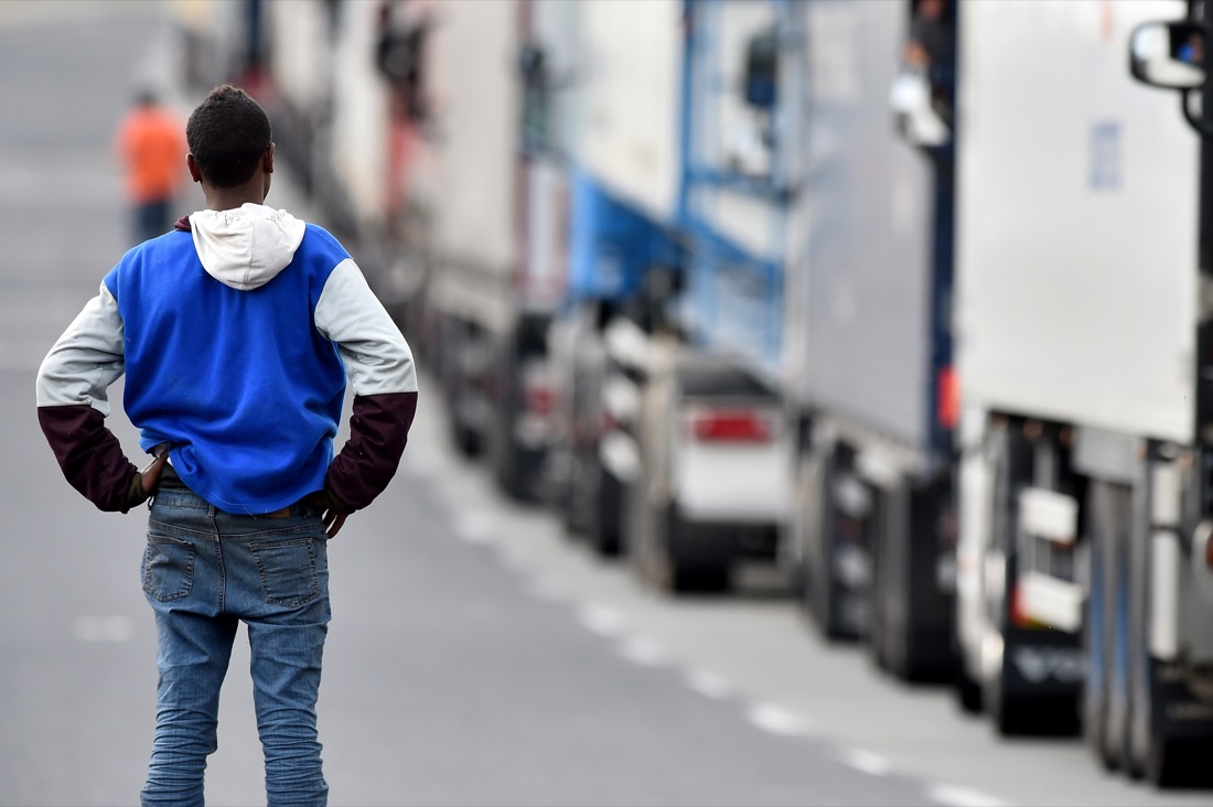 Immigrazione, sono due i morti a Calais. Le foto Immigrazione, sono due i morti a Calais. Le foto