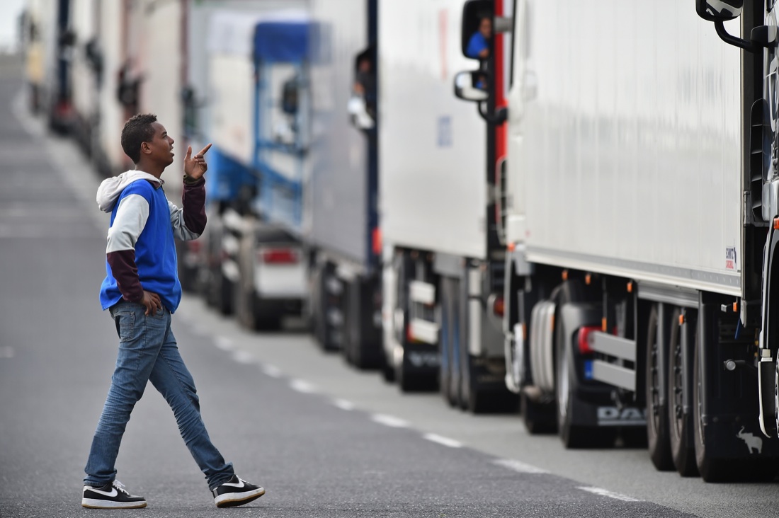 Immigrazione, sono due i morti a Calais. Le foto Immigrazione, sono due i morti a Calais. Le foto