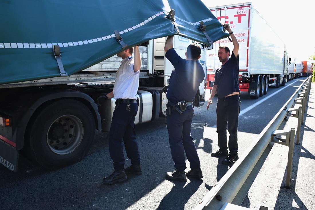 Immigrazione, sono due i morti a Calais. Le foto Immigrazione, sono due i morti a Calais. Le foto