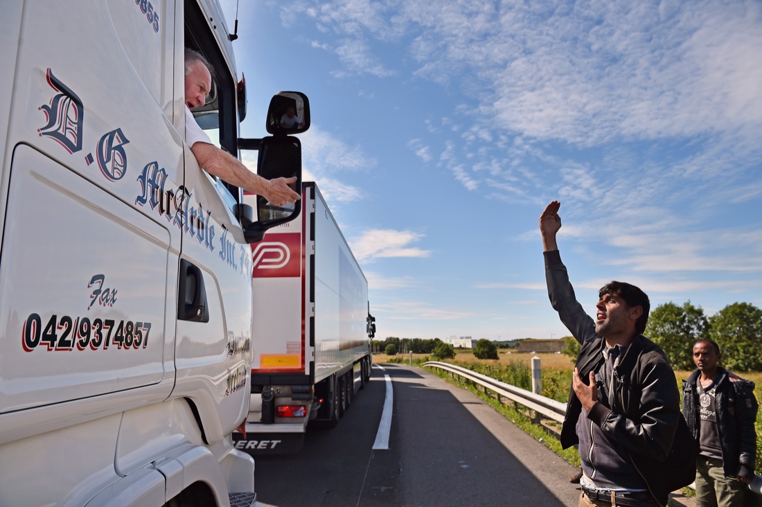 Immigrazione, sono due i morti a Calais. Le foto Immigrazione, sono due i morti a Calais. Le foto