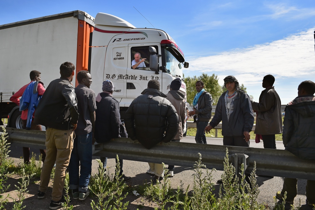 Immigrazione, sono due i morti a Calais. Le foto Immigrazione, sono due i morti a Calais. Le foto