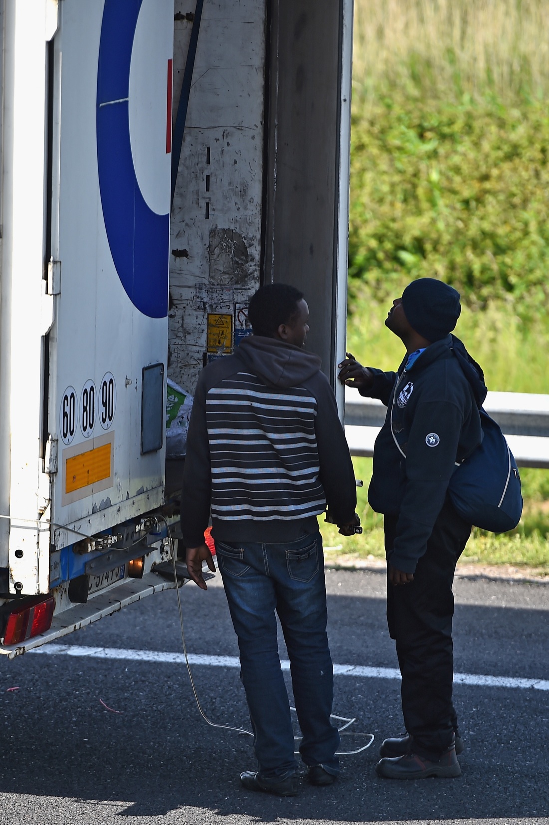 Immigrazione, sono due i morti a Calais. Le foto Immigrazione, sono due i morti a Calais. Le foto