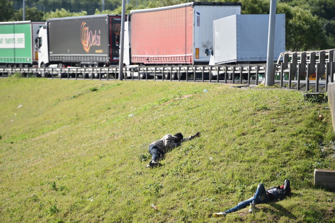 Immigrazione, sono due i morti a Calais. Le foto Immigrazione, sono due i morti a Calais. Le foto