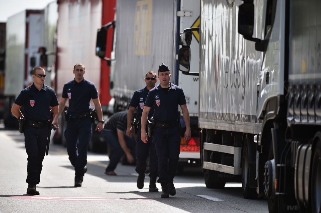 Immigrazione, sono due i morti a Calais. Le foto Immigrazione, sono due i morti a Calais. Le foto