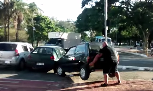 Parcheggi sulla pista ciclabile? Ti sposto l’auto di peso